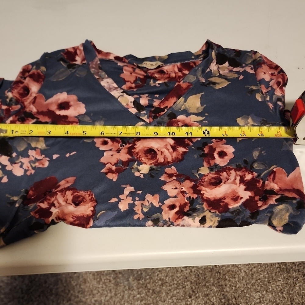 Floral V-Neck Women's Top - Picture 4 of 4